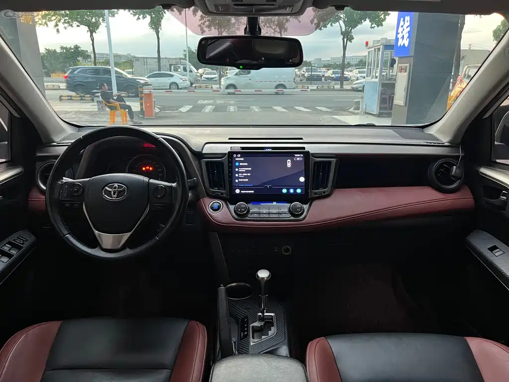 Toyota RAV4 2015 — фото 12