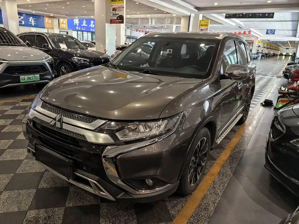 Mitsubishi Outlander 2019 — фото 1