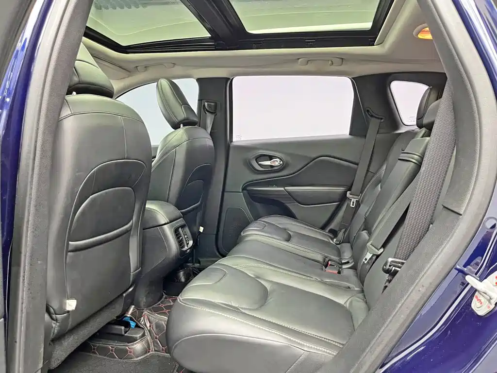 Jeep Cherokee 2017 — фото 15