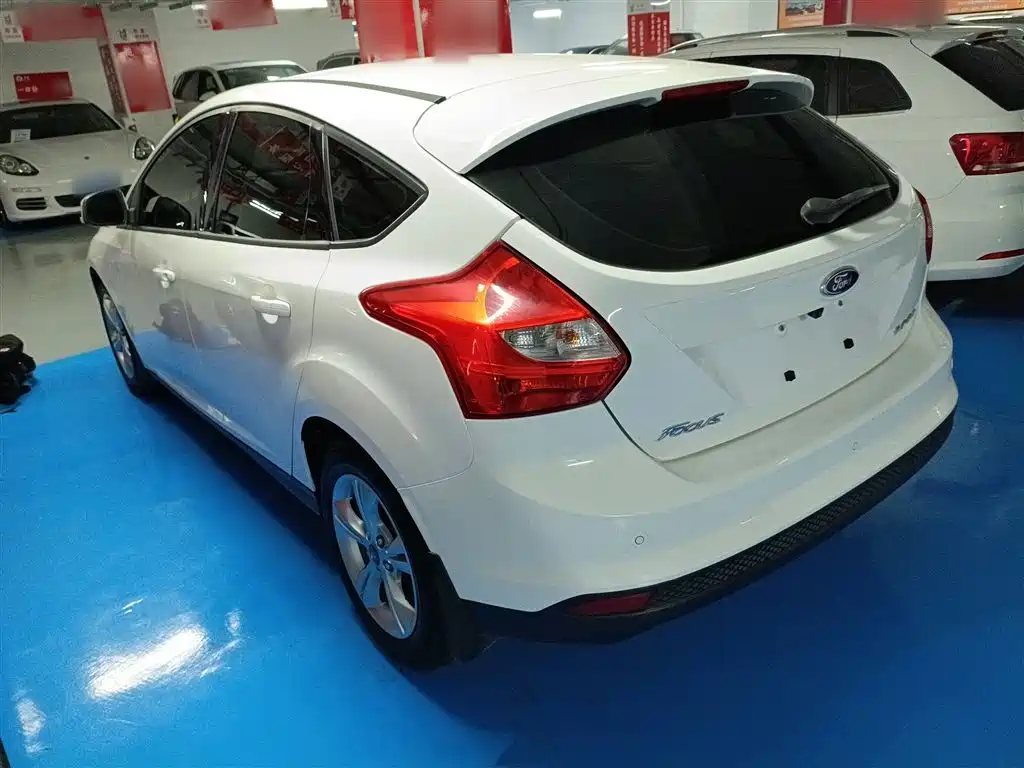 Ford Focus 2014 — фото 23