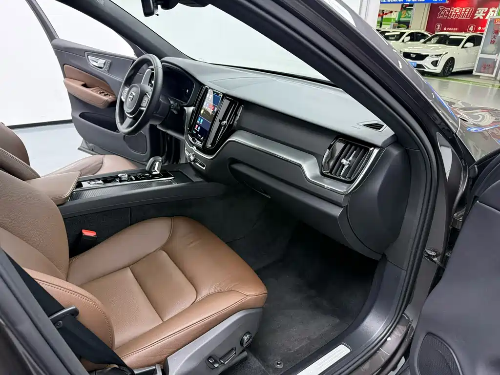 Volvo XC60 2025 — фото 6