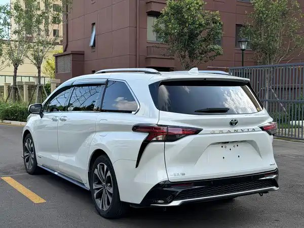 Toyota Granvia 2023