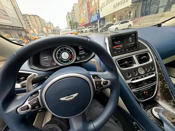Aston Martin DB11 2018