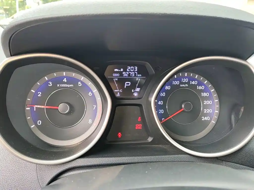 Hyundai Elantra 2017 — фото 12