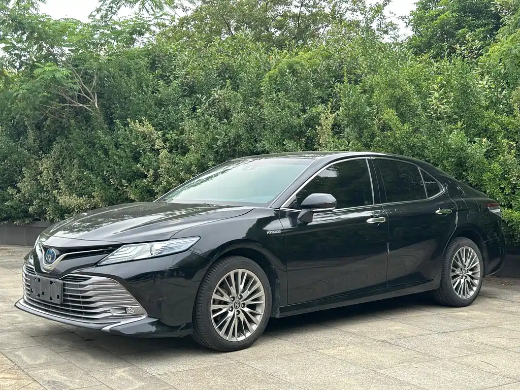 Toyota Camry 2019 — фото 1