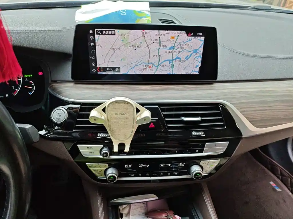BMW 5 Series 2019 — фото 14