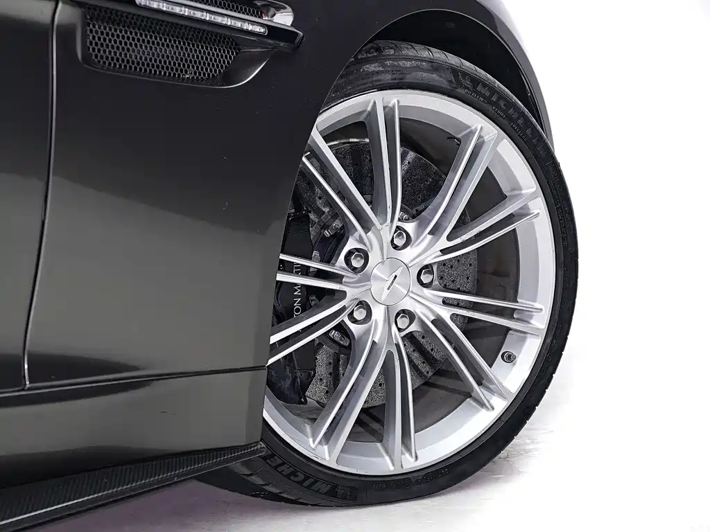 Aston Martin Vanquish 2016 — фото 10