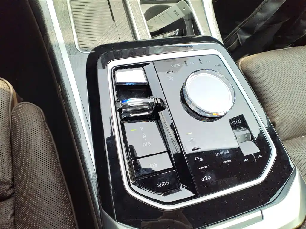 BMW i7 2024 — фото 10