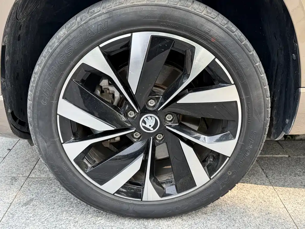 Skoda Karoq 2023 — фото 12