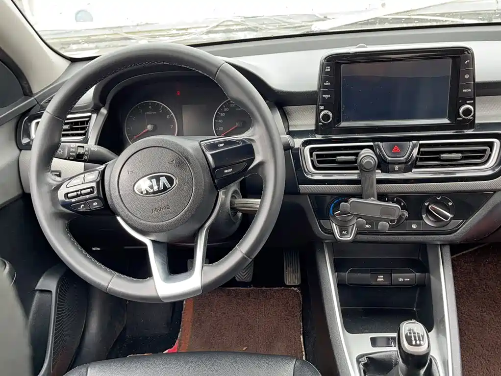 Kia Forte 2018 — фото 10