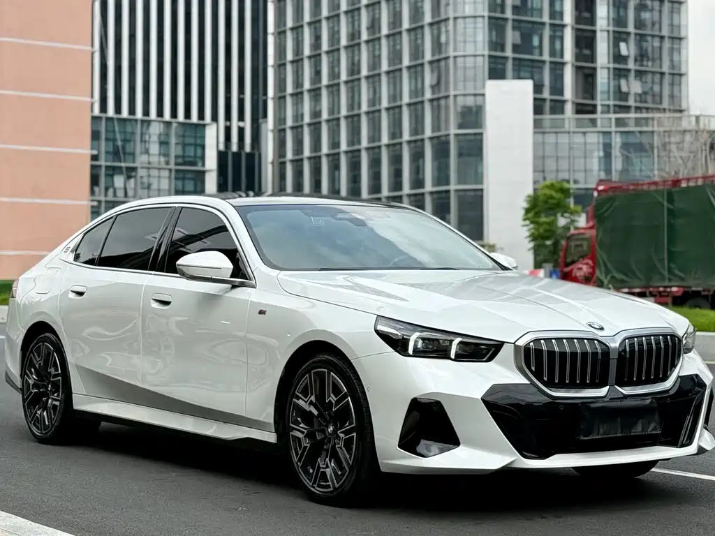 BMW 5 Series 2024 — фото 1