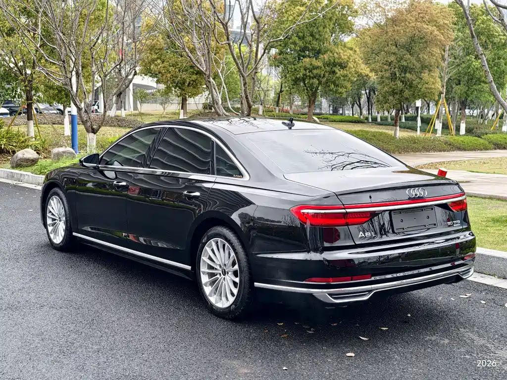 Audi A8 2021 — фото 18