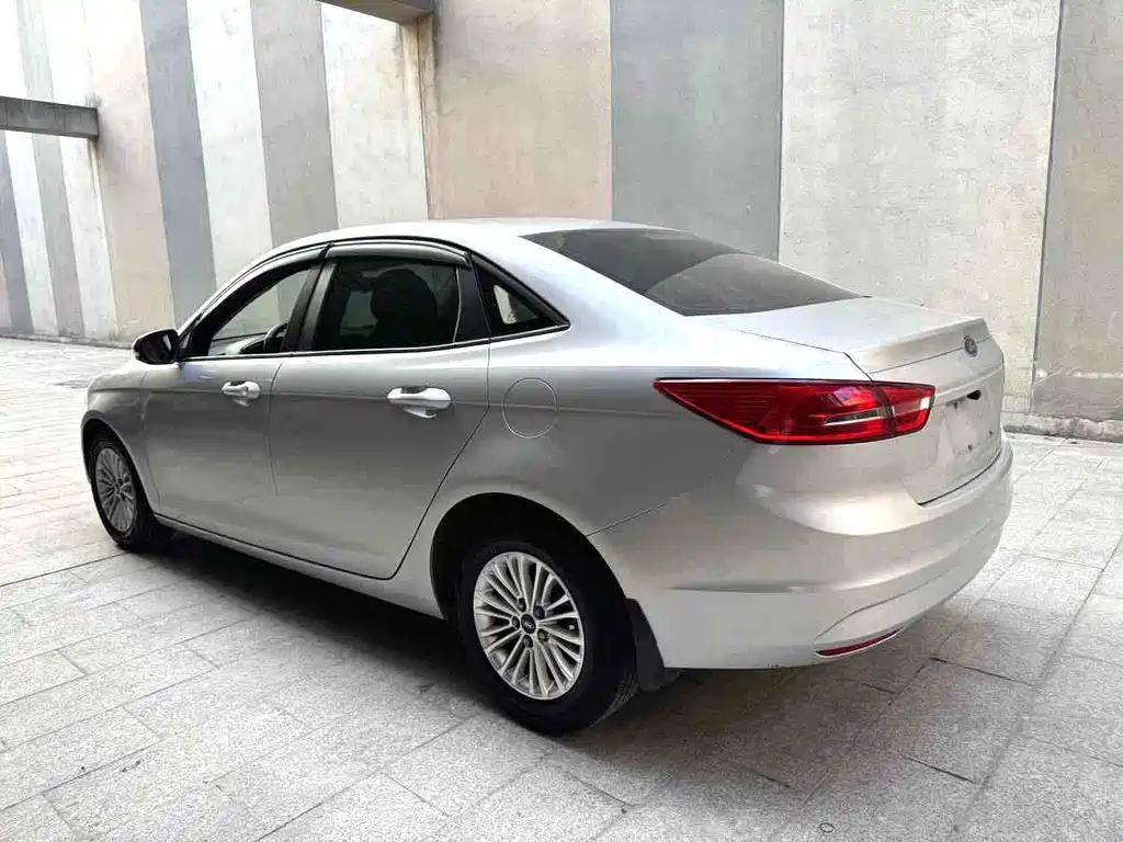 Ford Escort 2015 — фото 12