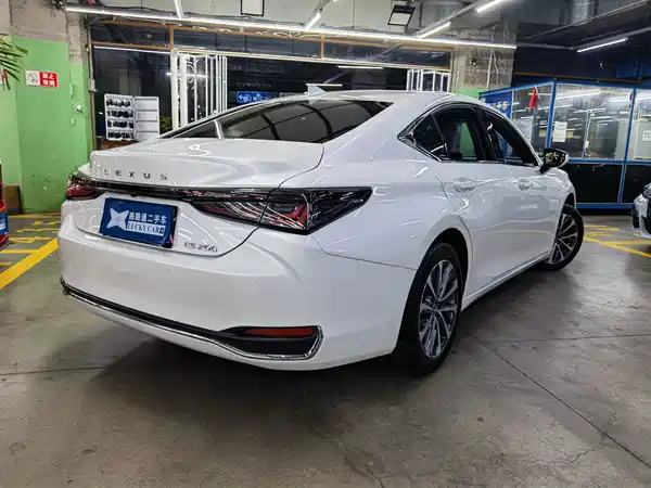 Lexus ES 2025