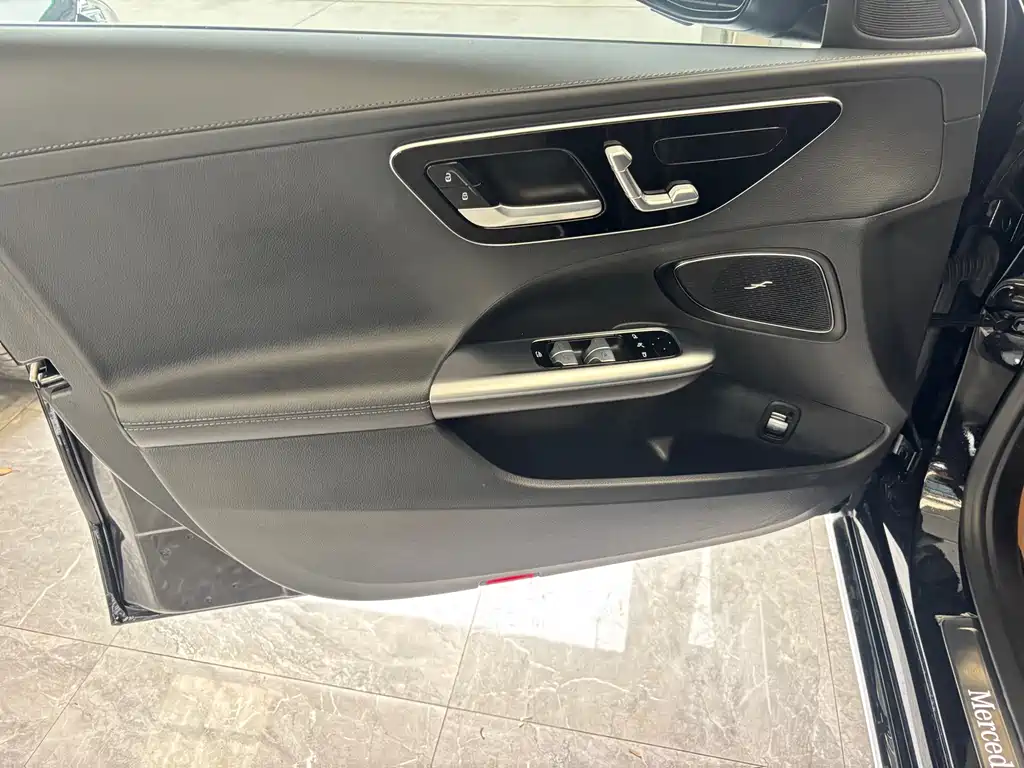 Mercedes-Benz C-Class 2023 — фото 5
