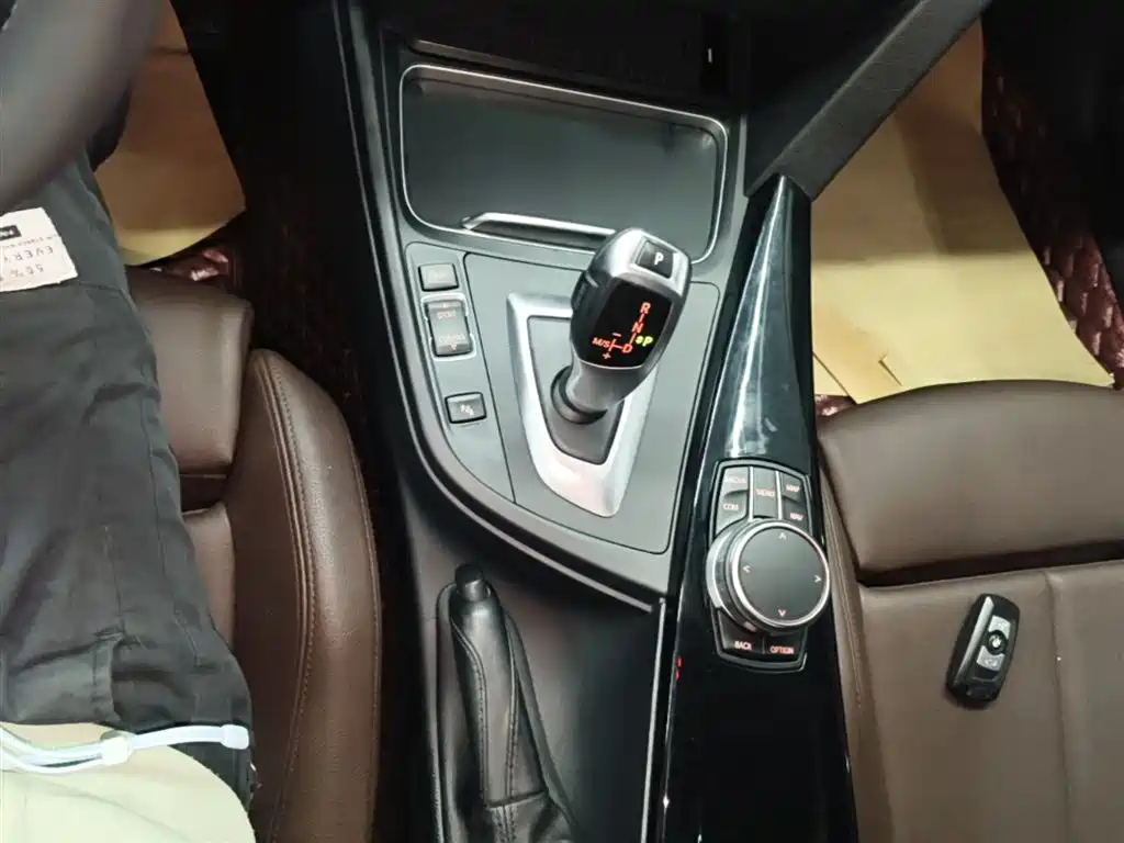 BMW 3 Series 2019 — фото 14