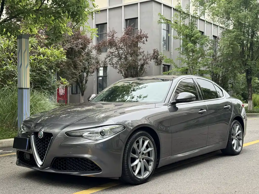 Alfa Romeo Giulia 2021 — фото 1