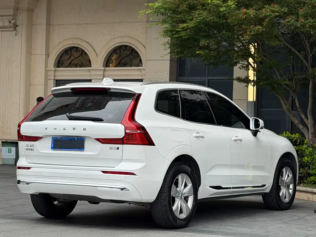 Volvo XC60 2022 — фото 8