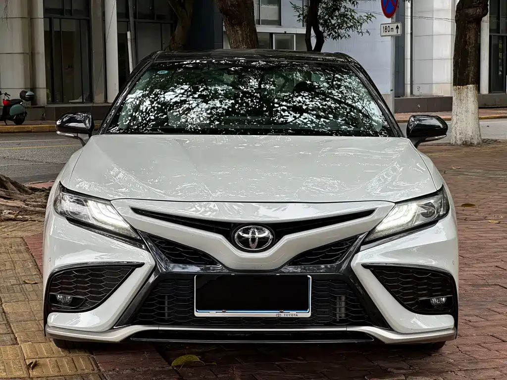 Toyota Camry 2023 — фото 2