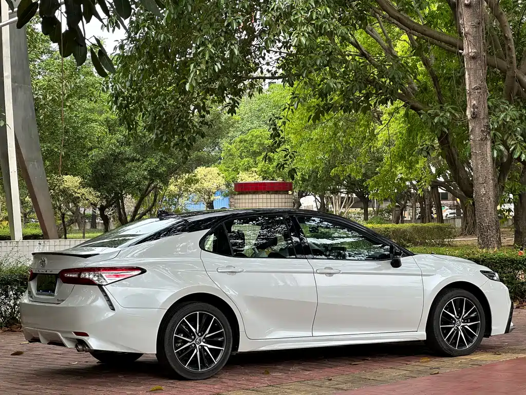 Toyota Camry 2023 — фото 5