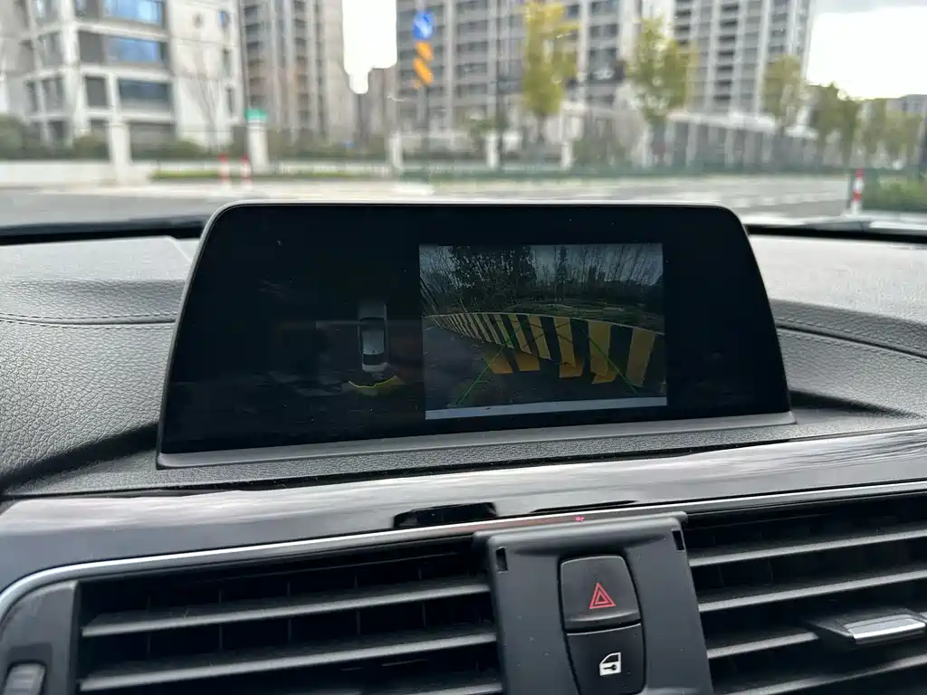 BMW 3 Series 2018 — фото 12