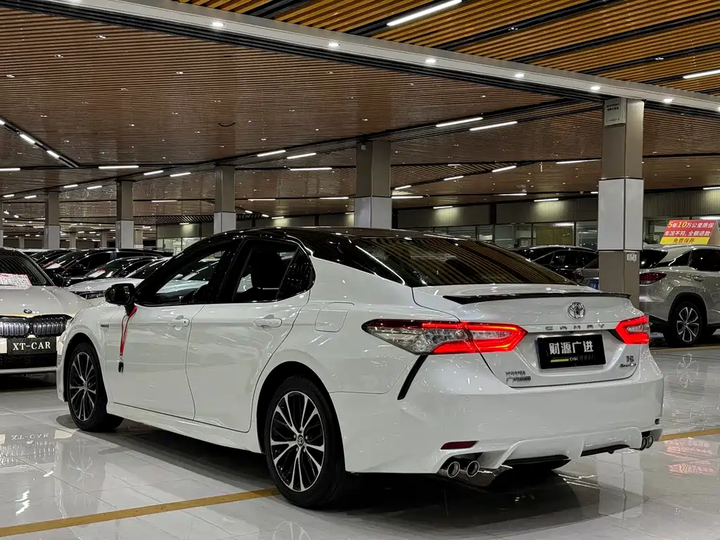 Toyota Camry 2018 — фото 11