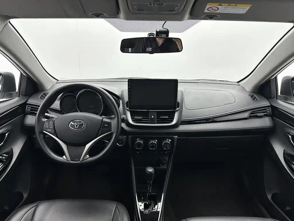 Toyota Yaris L 2023