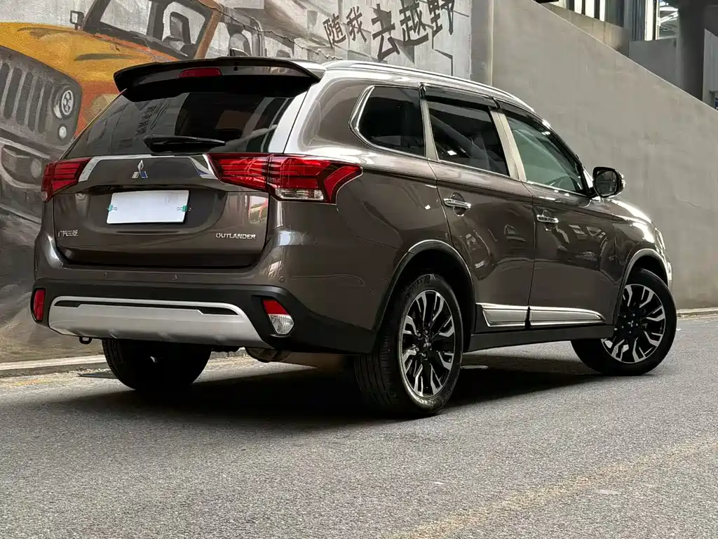 Mitsubishi Outlander 2021 — фото 2