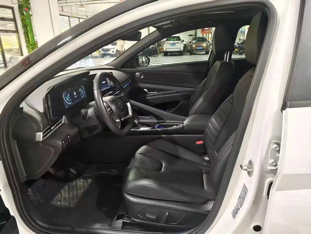 Hyundai Elantra 2023 — фото 10