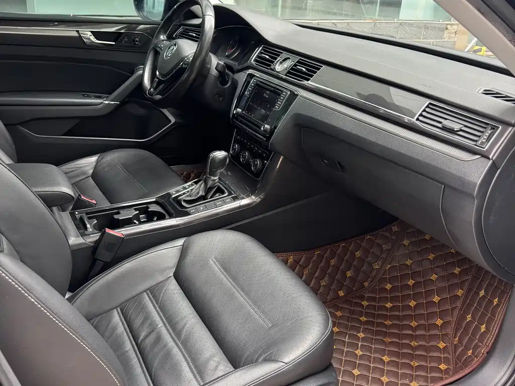 Volkswagen Passat 2017 — фото 12