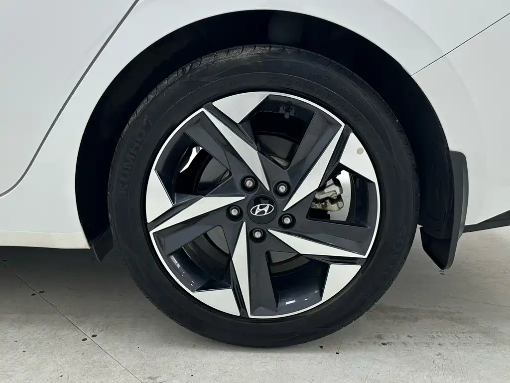 Hyundai Elantra 2023 — фото 17