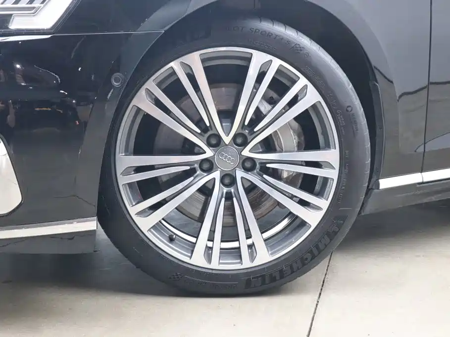 Audi A8 2018 — фото 26