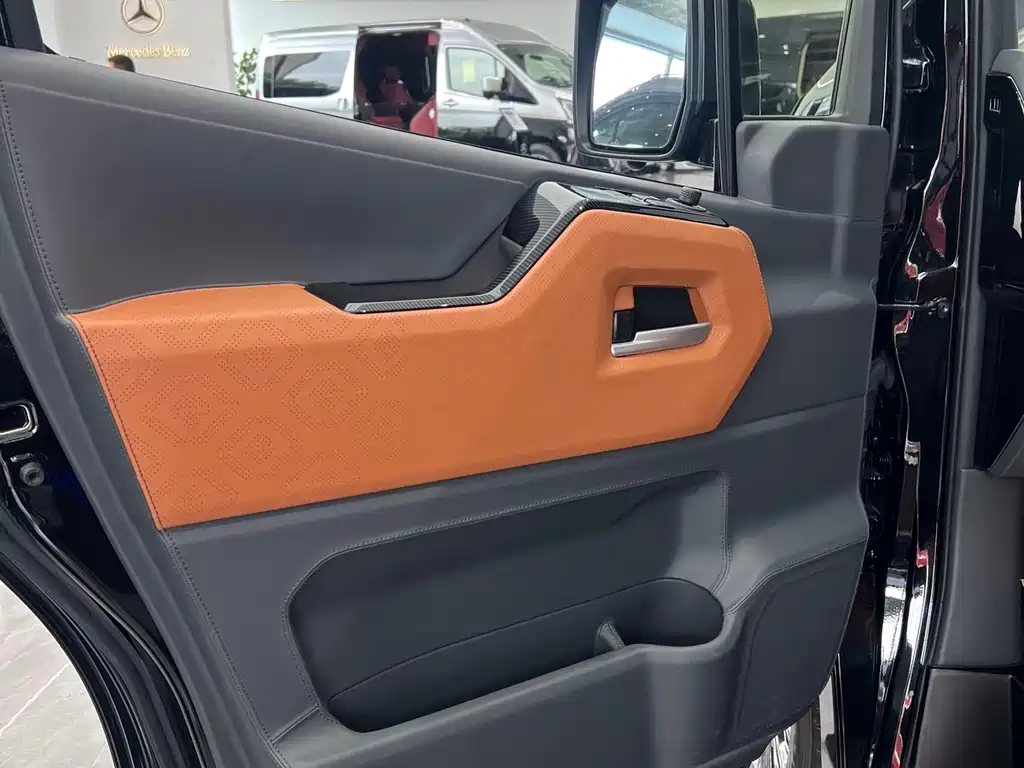 Toyota Hiace — фото 4