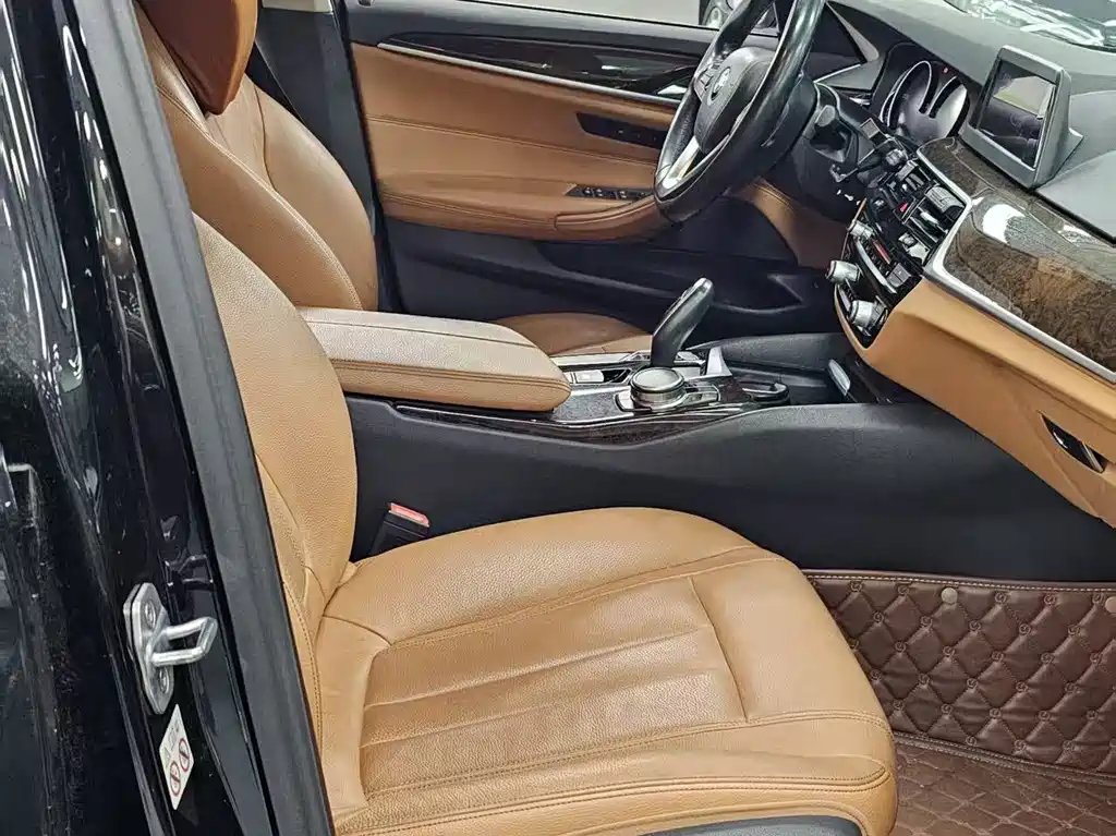 BMW 5 Series 2019 — фото 11