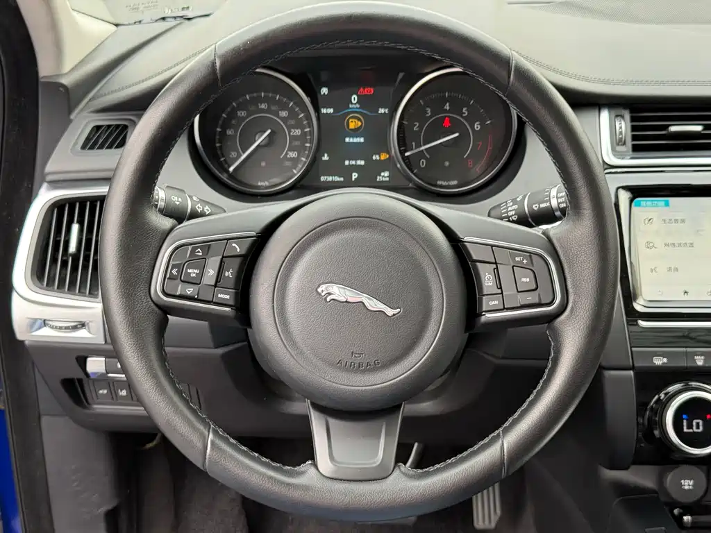 Jaguar E-PACE 2019 — фото 11