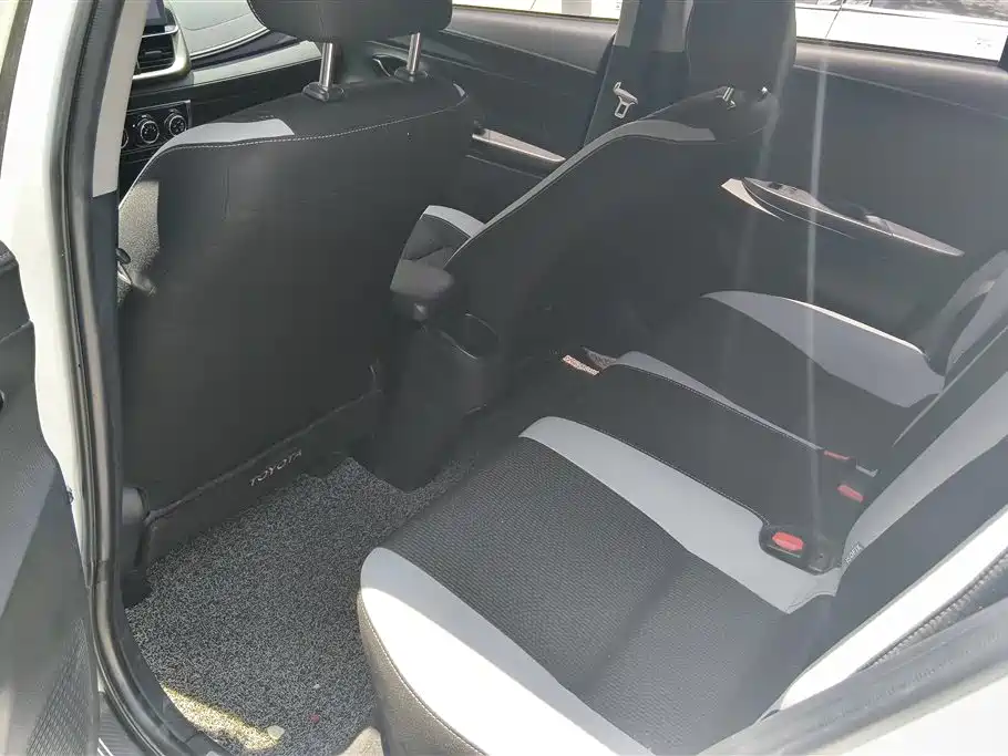 Toyota Yaris L 2020 — фото 10