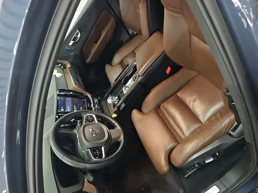 Volvo XC60 2023 — фото 15