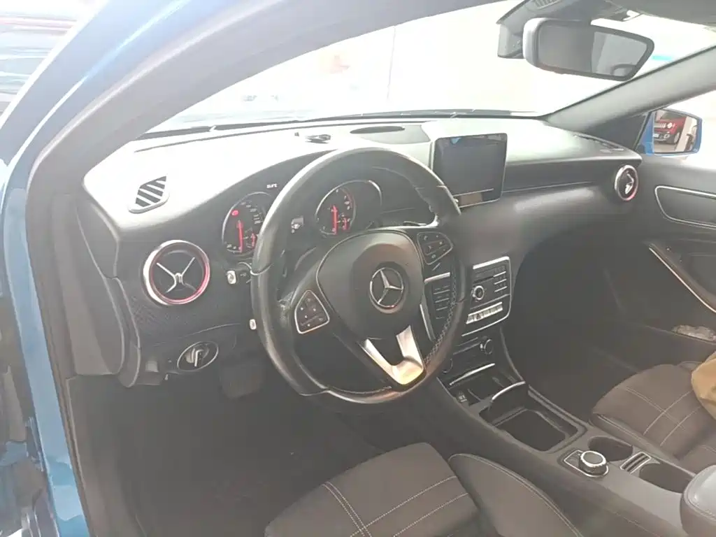 Mercedes-Benz A-Class 2017 — фото 10