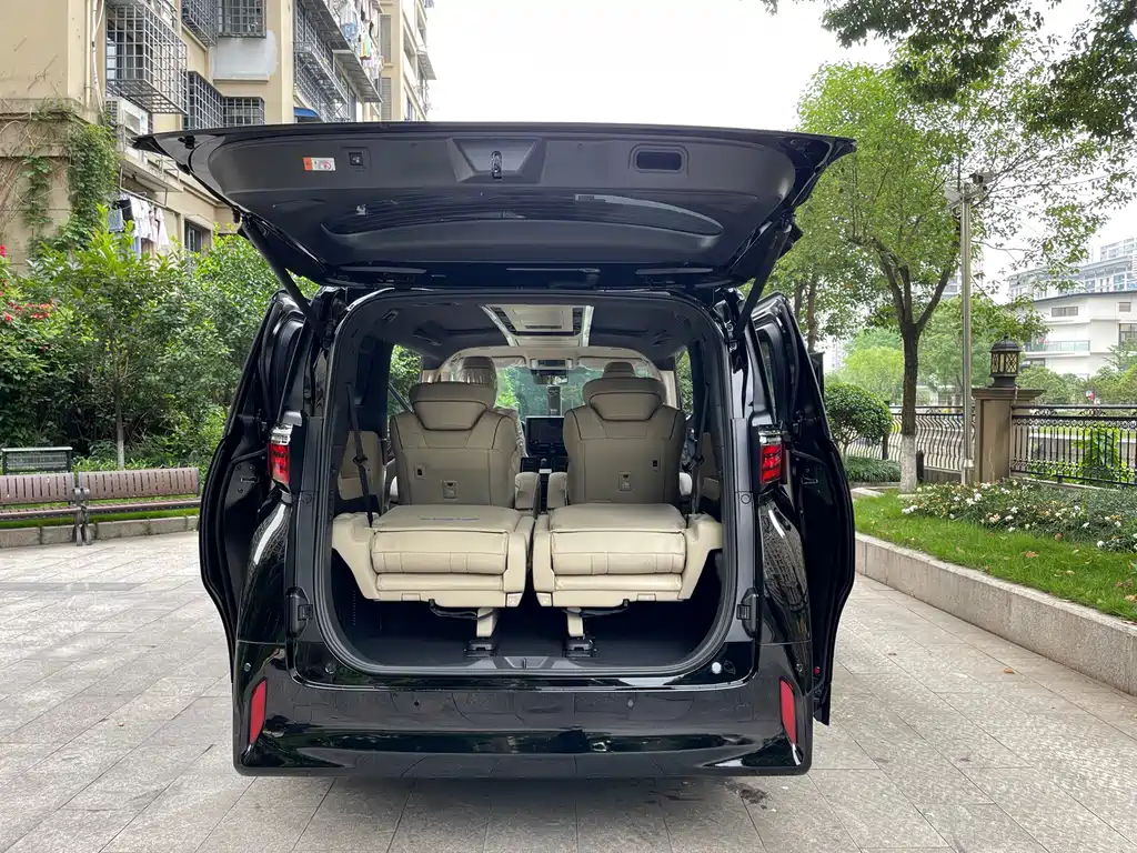 Toyota Alphard — фото 13