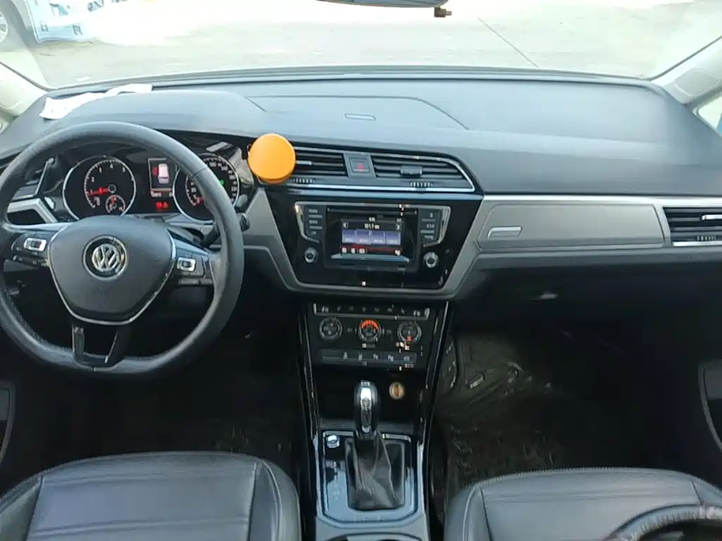 Volkswagen Touran 2017 — фото 10