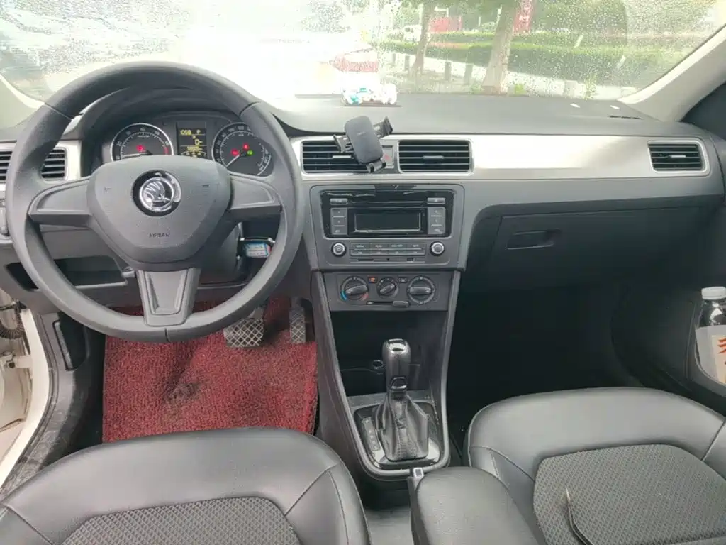 Skoda Rapid Spaceback 2015 — фото 10