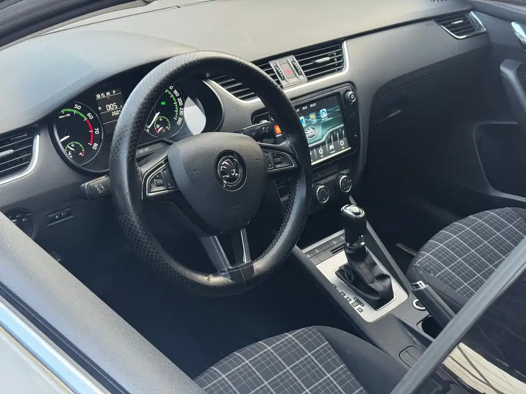 Skoda Octavia 2019 — фото 9