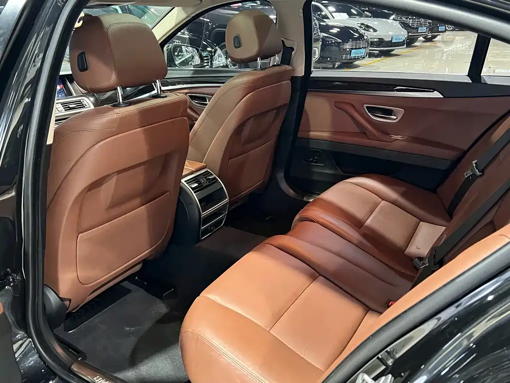 BMW 5 Series 2017 — фото 19