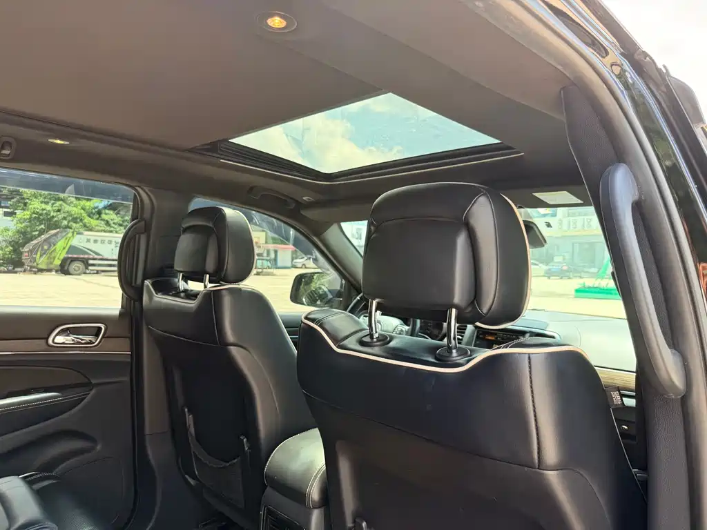 Jeep Grand Cherokee 2017 — фото 21