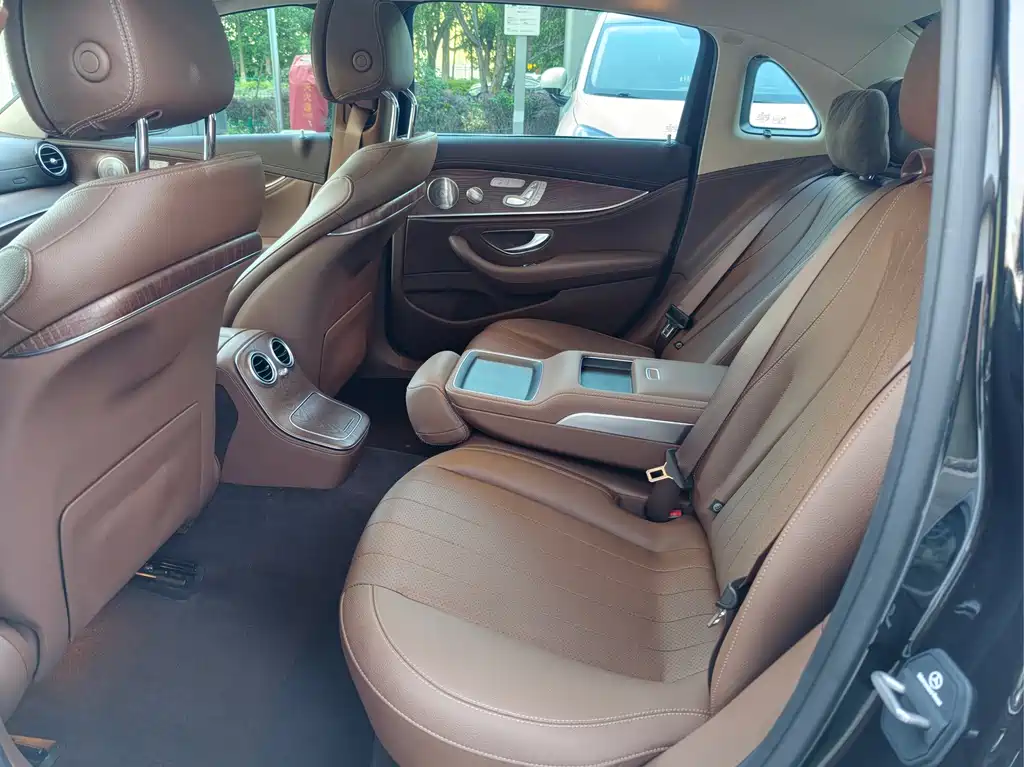 Mercedes-Benz E-Class 2023 — фото 11