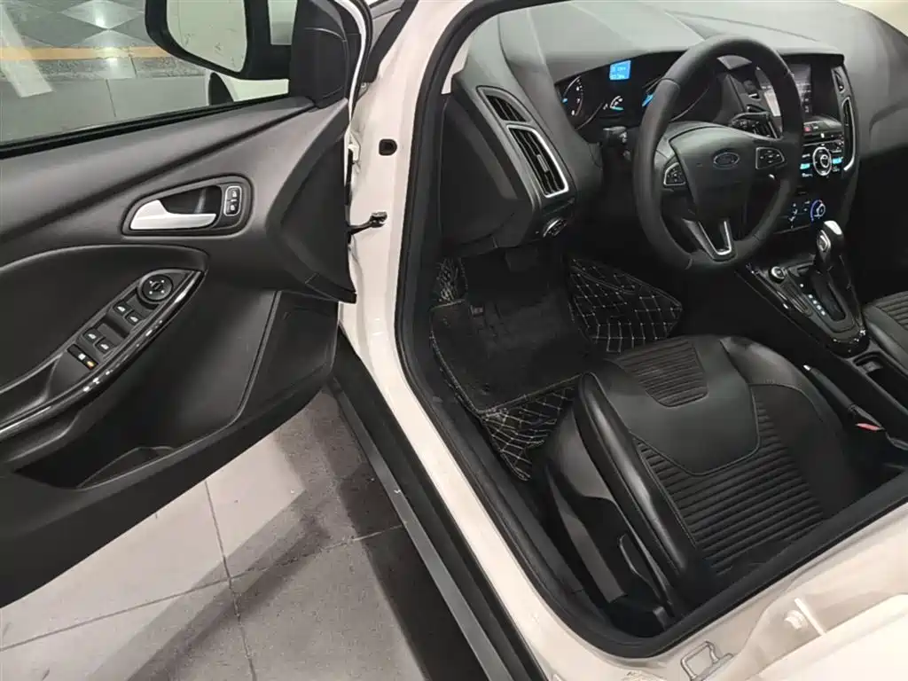 Ford Focus 2019 — фото 16