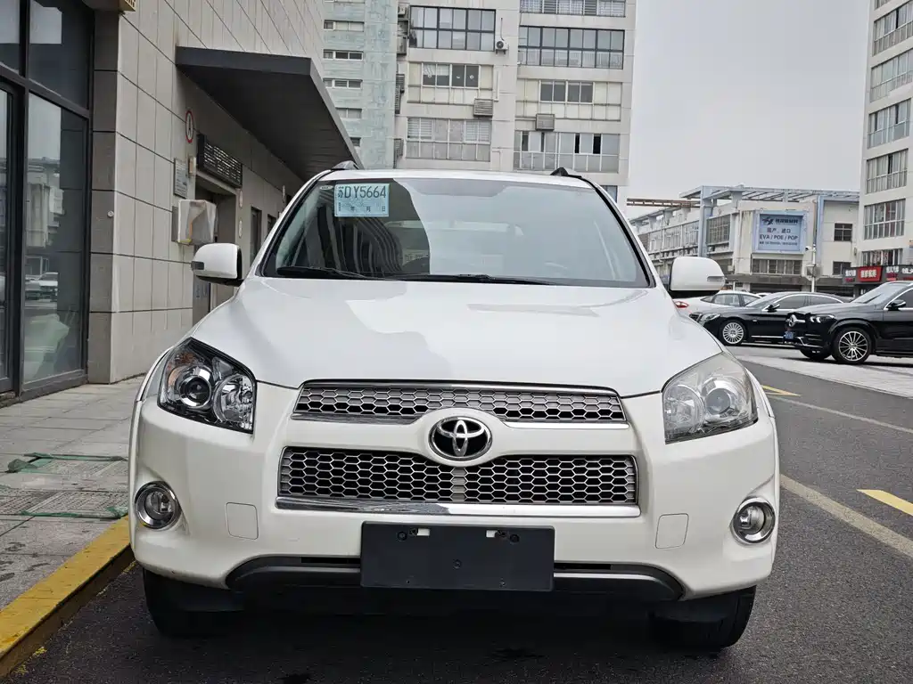 Toyota RAV4 2013 — фото 2