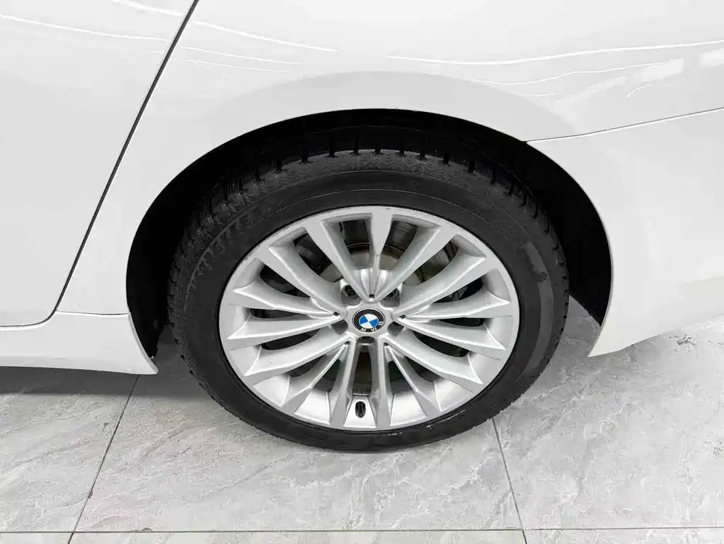 BMW 5 Series 2018 — фото 22