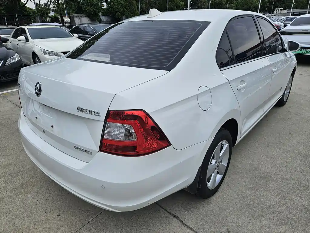 Skoda Rapid 2016 — фото 15