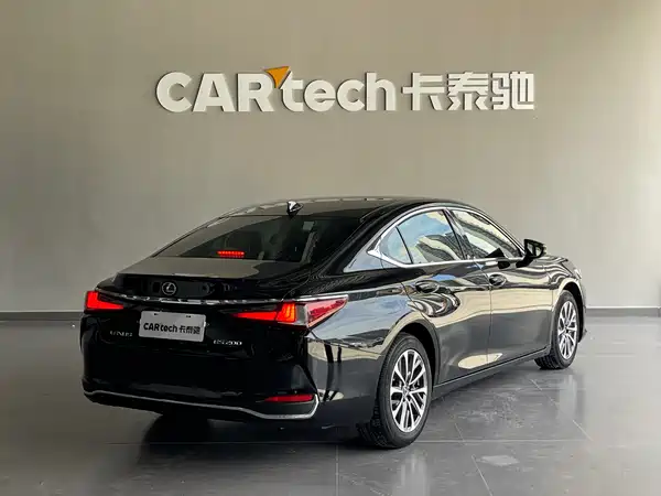 Lexus ES 2023